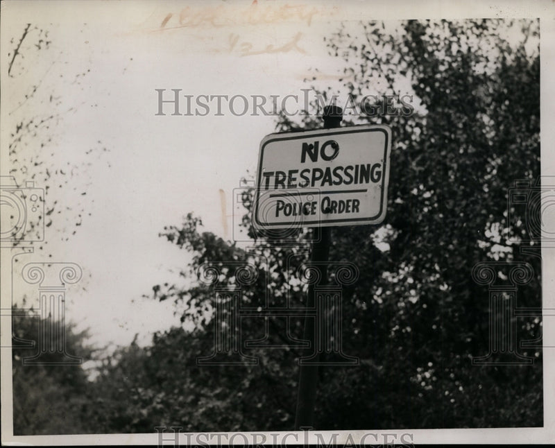 Load image into Gallery viewer, 1946 Press Photo Police Order Bans Trespassing on Lake Avenue - nef28250

