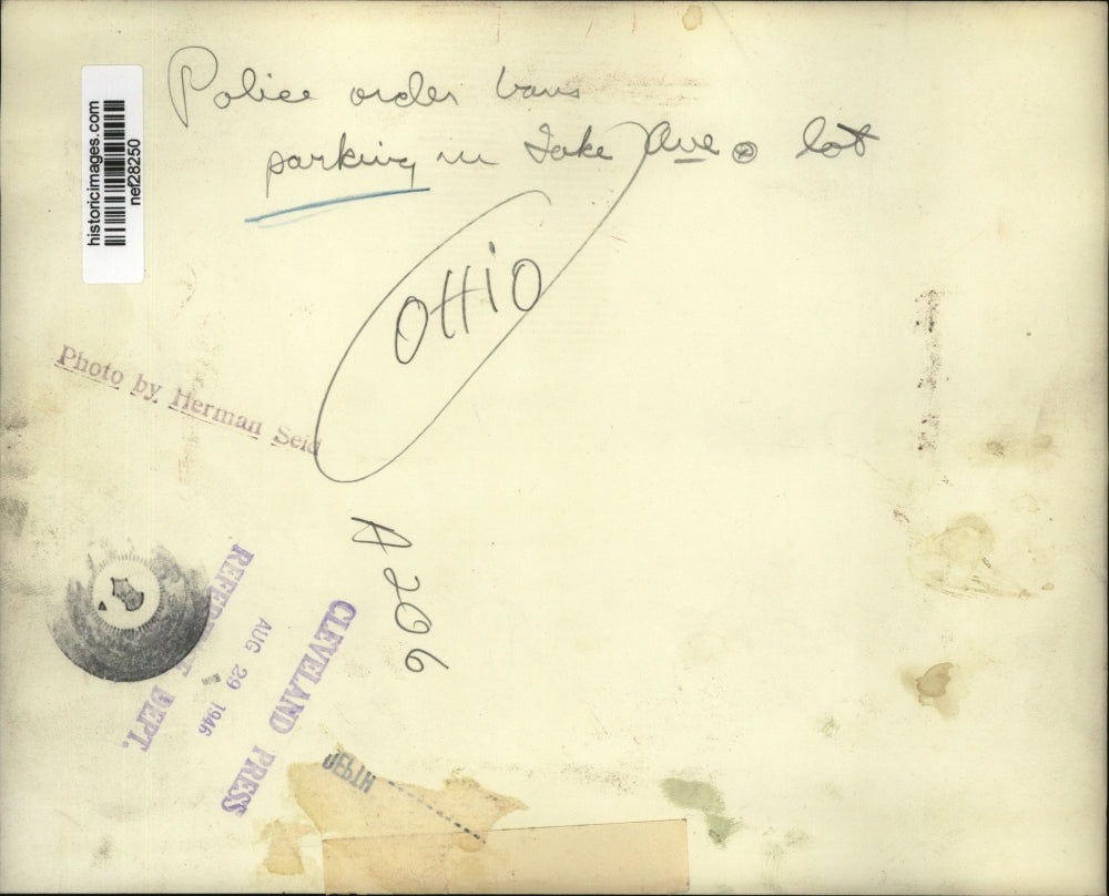 1946 Press Photo Police Order Bans Trespassing on Lake Avenue - nef28250