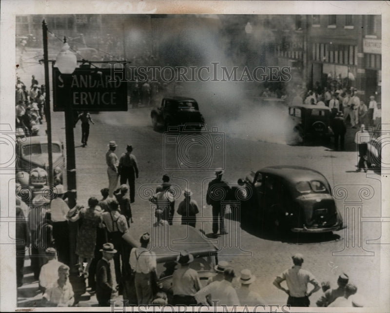 Load image into Gallery viewer, 1939 Press Photo WPA Strike vs. Police in Minneapolis, Minnesota - nef28252
