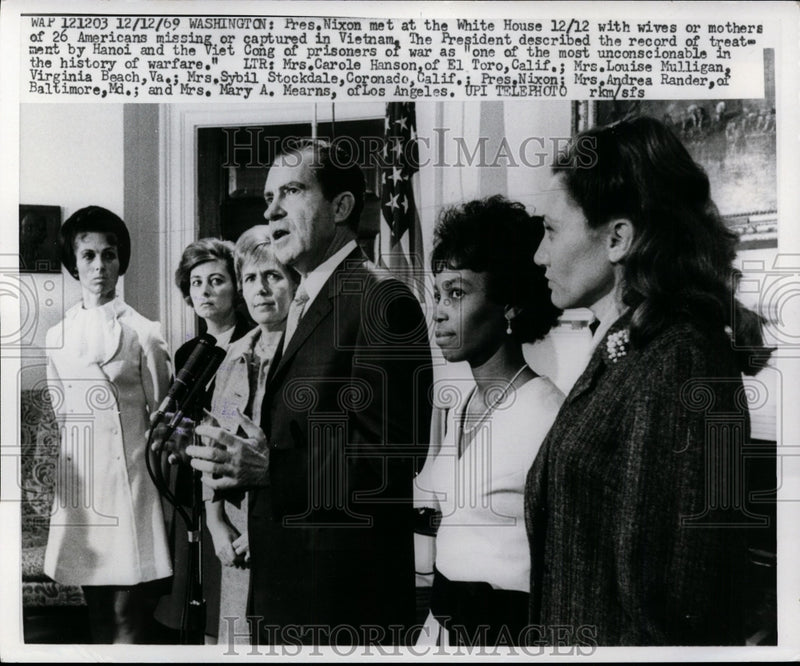 Load image into Gallery viewer, 1969 Press Photo Richard Nixon w Vietnam War Wives &amp; Mothers at White House

