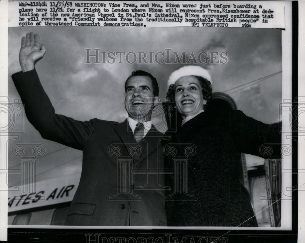 1958 Press Photo Richard Nixon, Wife Pat at Airport, Washington, D.C.