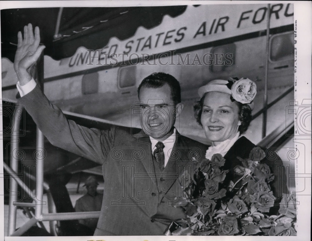 1958 Press Photo Pat and Richard Nixon Wave to Crowds Boarding Plane, Washington