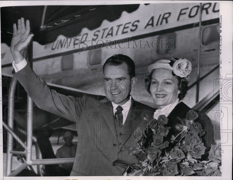 Load image into Gallery viewer, 1958 Press Photo Pat and Richard Nixon Wave to Crowds Boarding Plane, Washington
