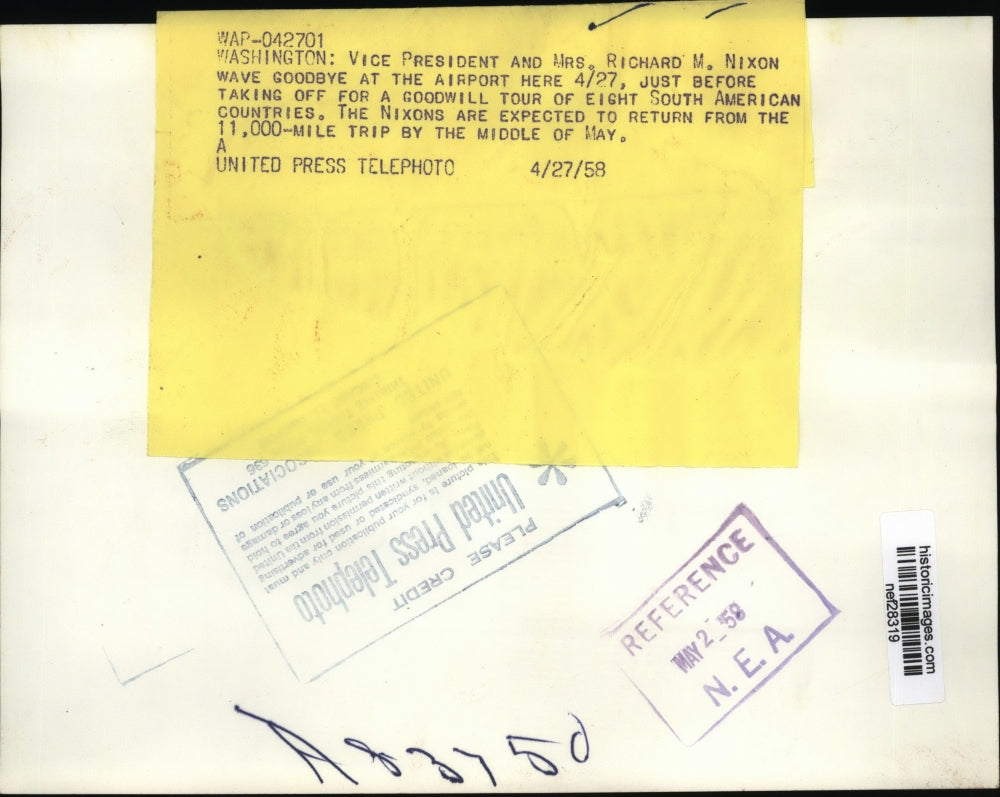 1958 Press Photo Pat and Richard Nixon Wave to Crowds Boarding Plane, Washington