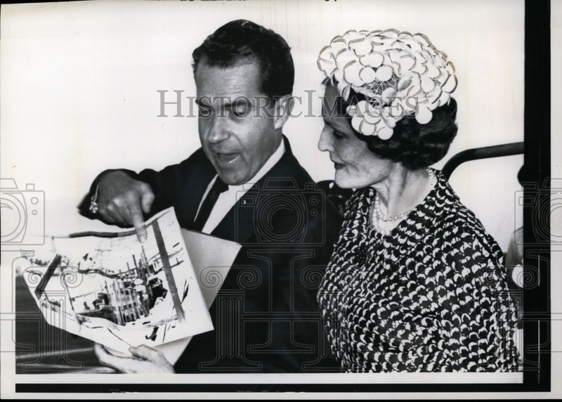 Load image into Gallery viewer, 1961 Press Photo Pat and Richard Nixon Candid Portrait - nef28320
