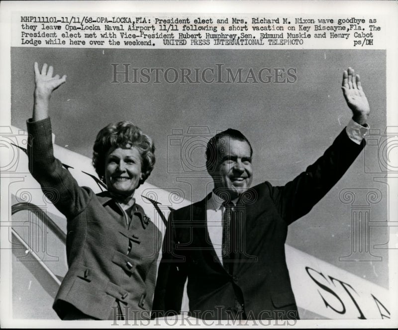 Load image into Gallery viewer, 1968 Press Photo Richard Nixon, Wife Pat at Opa Locka Naval Airport, Florida
