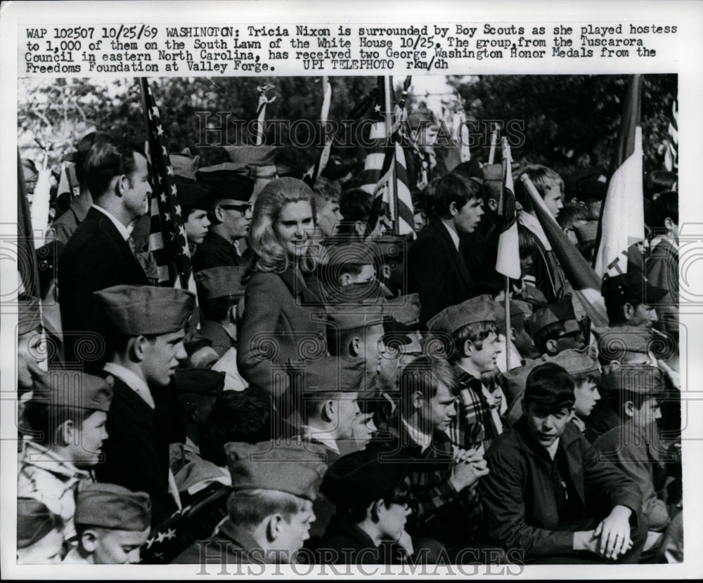 1969 Press Photo Tricia Nixon w Tuscarora Council Boy Scouts at White house Lawn