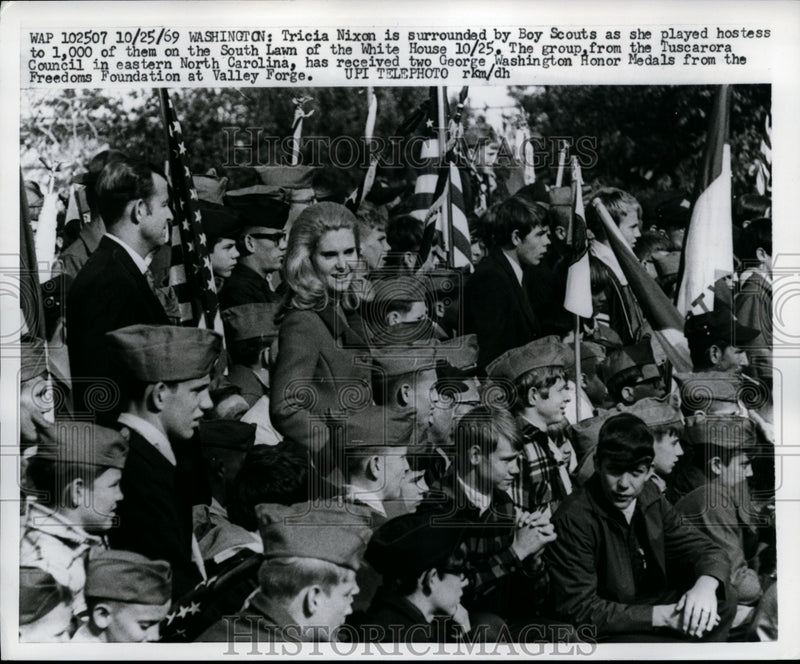 Load image into Gallery viewer, 1969 Press Photo Tricia Nixon w Tuscarora Council Boy Scouts at White house Lawn
