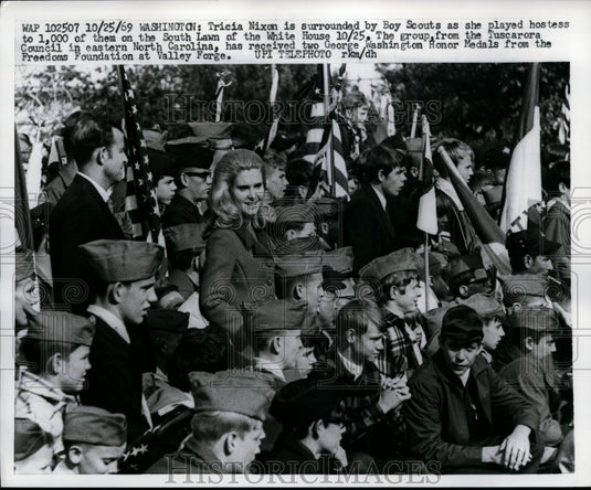 1969 Press Photo Tricia Nixon w Tuscarora Council Boy Scouts at White house Lawn