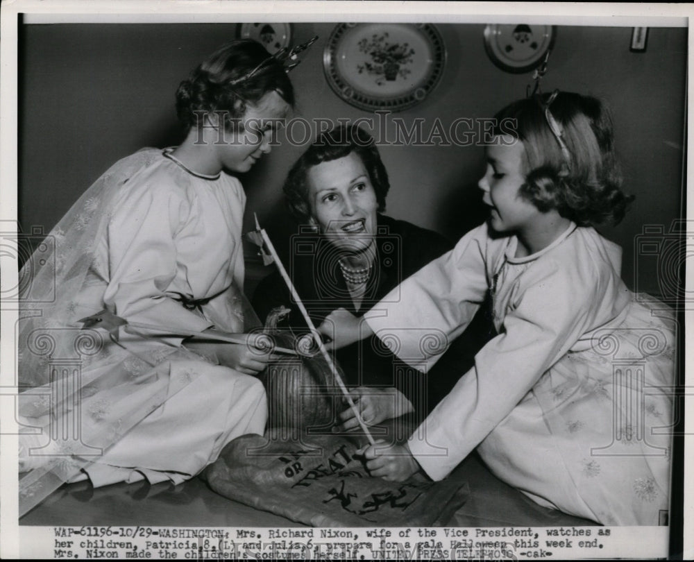1954 Press Photo Mrs.Richard Nixon with daughters prepare for Gala Halloween
