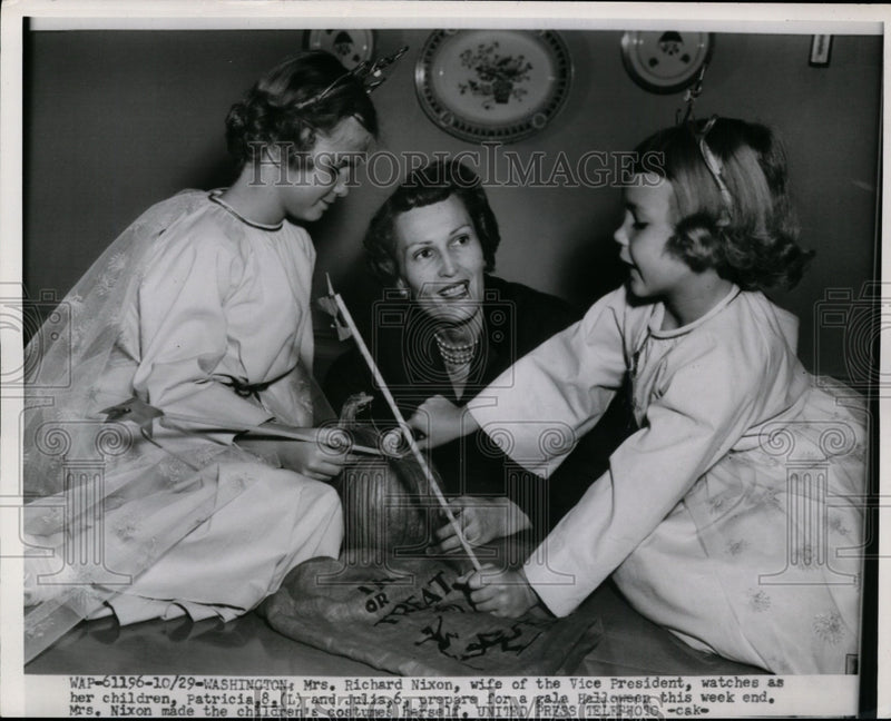 Load image into Gallery viewer, 1954 Press Photo Mrs.Richard Nixon with daughters prepare for Gala Halloween
