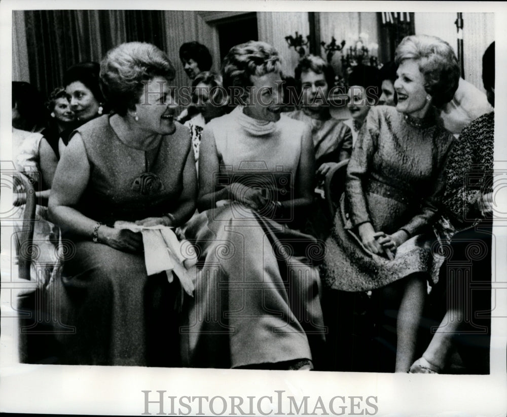 1969 Press Photo Mrs Richard Nixon Entertains Guest at Grid Iron Club Luncheon