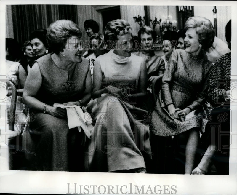 Load image into Gallery viewer, 1969 Press Photo Mrs Richard Nixon Entertains Guest at Grid Iron Club Luncheon
