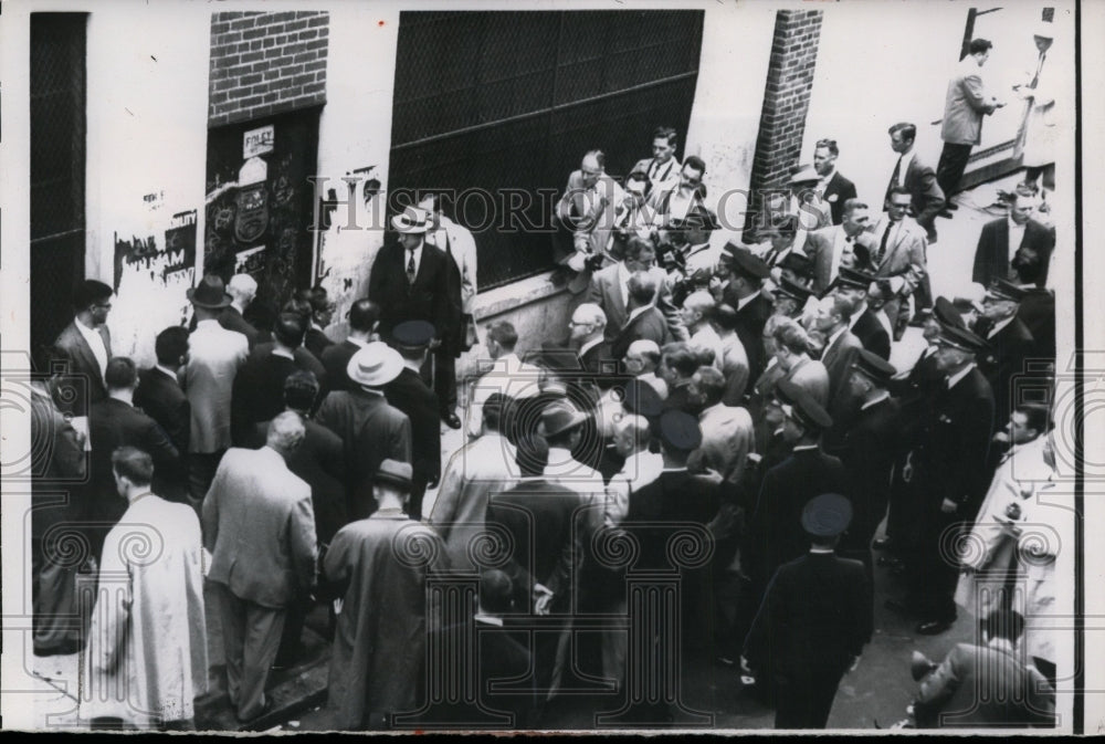 1956 Press Photo Jury of the largest cash robbery in the U.S at the crime scene