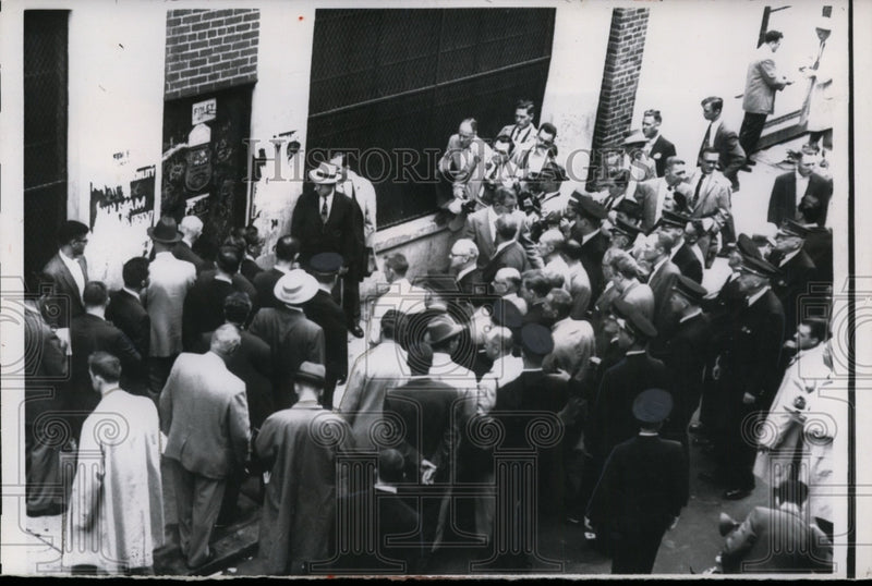 Load image into Gallery viewer, 1956 Press Photo Jury of the largest cash robbery in the U.S at the crime scene
