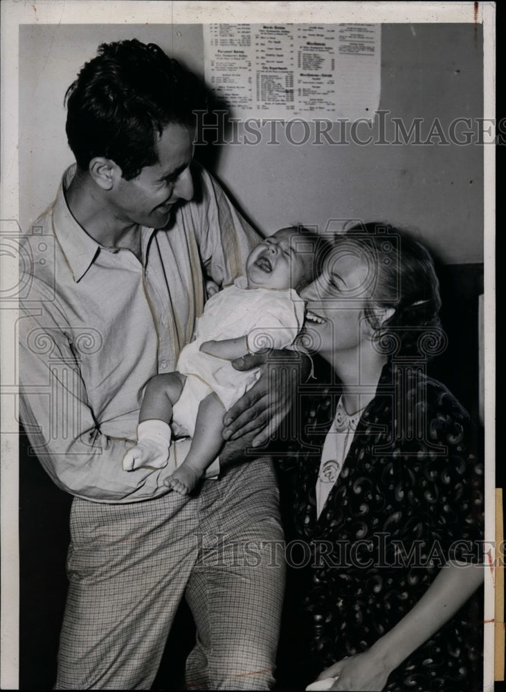 1937 Press Photo Dorothy and Herman Lucas Reunited with Kidnapped Daughter, IL