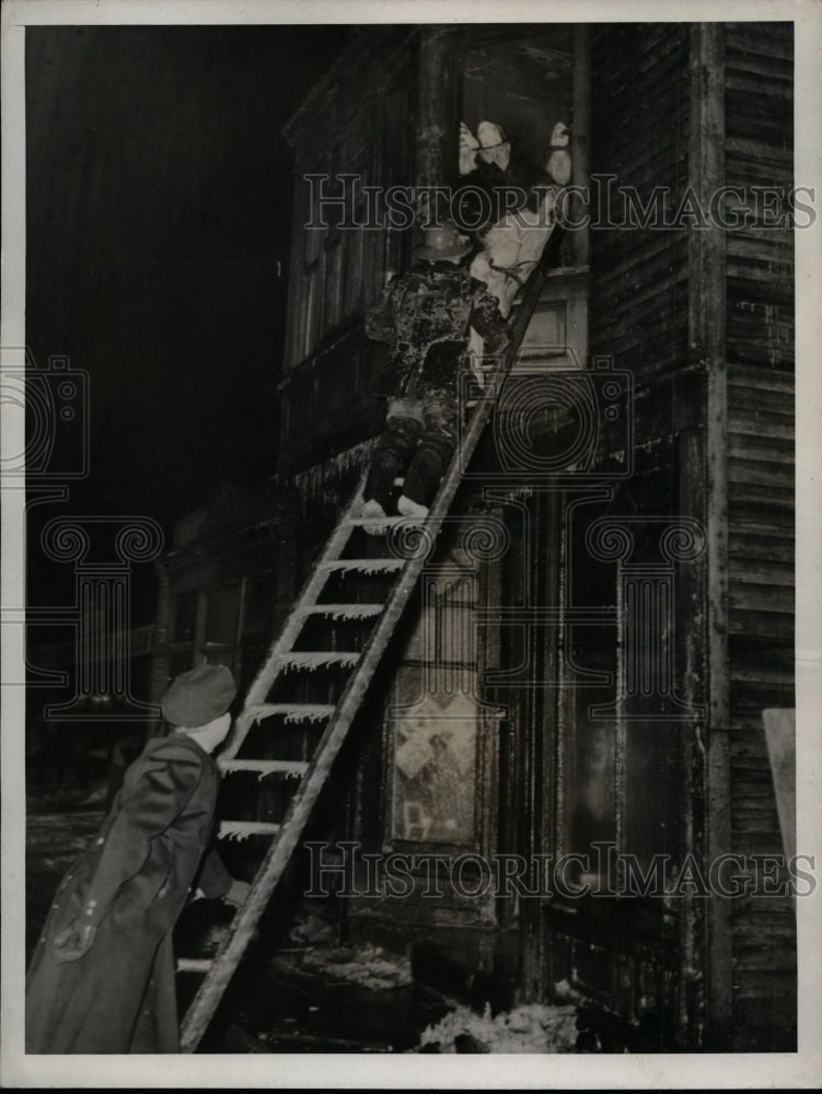 1945 Press Photo Cleveland, Ohio Rooming House Fire Kills Three - nef28537