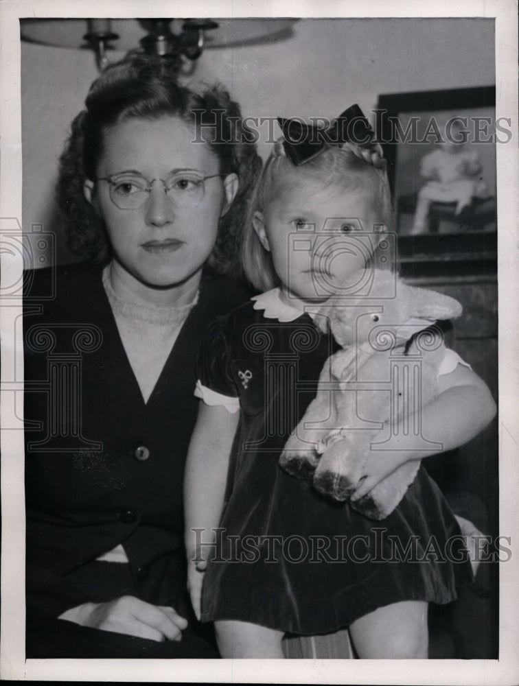 1944 Press Photo Arlene Bookman and daughter Kare Family of Ex Merchant Sailor