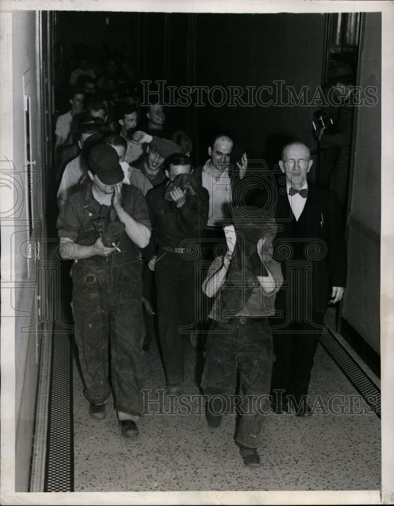 Load image into Gallery viewer, 1944 Press Photo 100 Shipyard Workers of Bethlehem charged with Fraud
