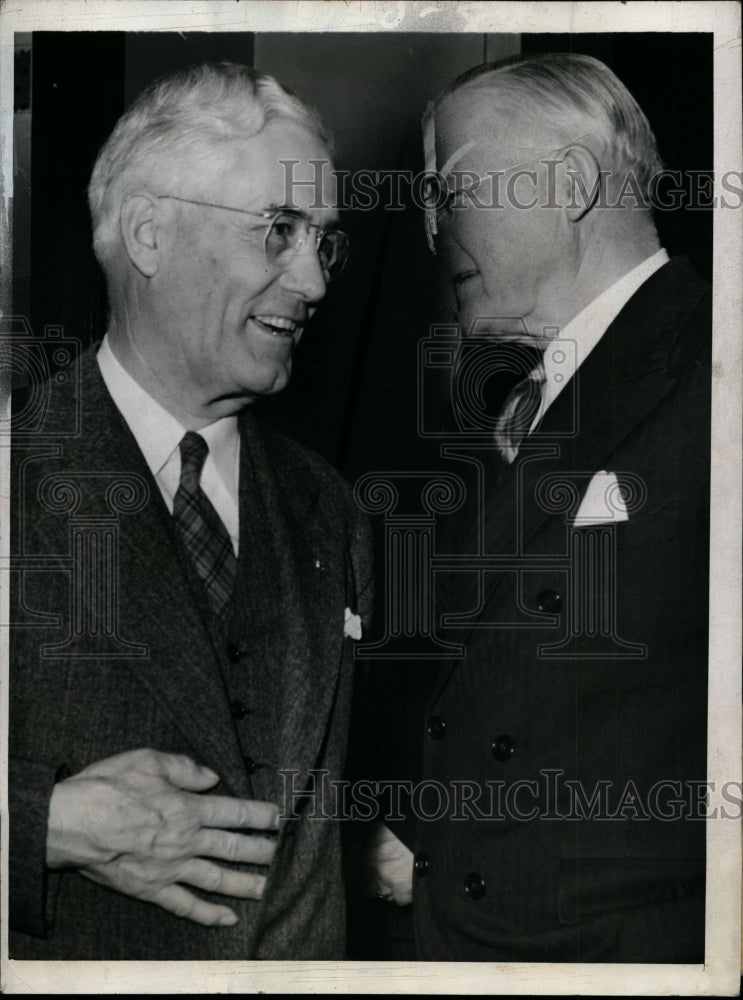 Load image into Gallery viewer, 1942 Press Photo Senator Hugh Butler, Frank Gannett at GOP Meeting, St. Louis
