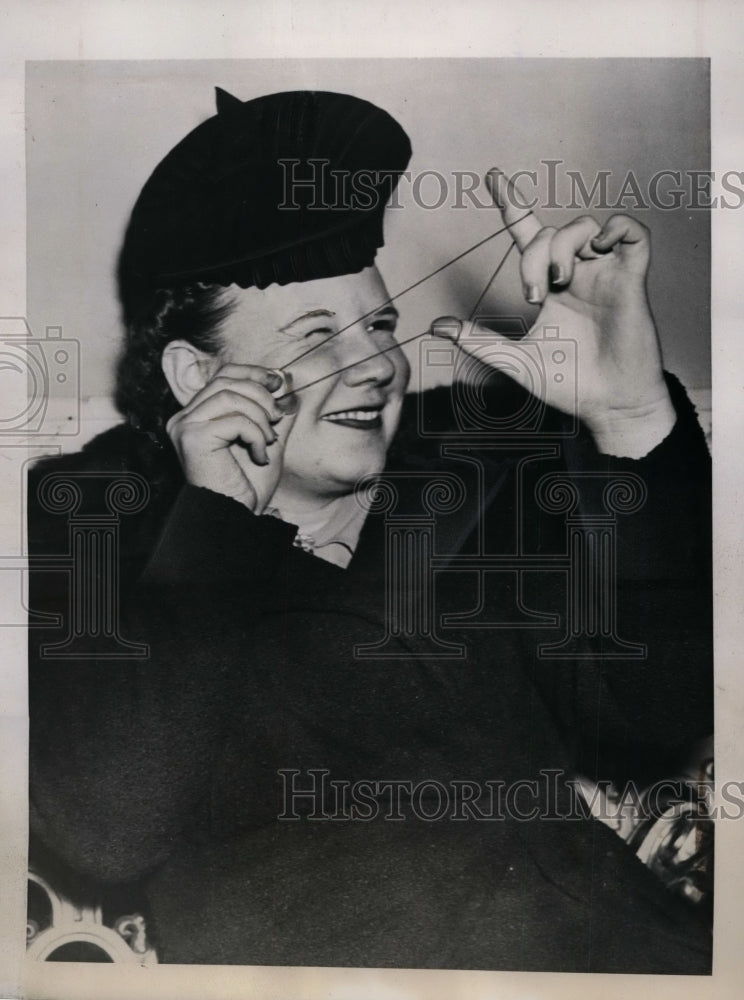 Load image into Gallery viewer, 1939 Press Photo Jane Gilmore w Spitball at New York State Teachers Convention
