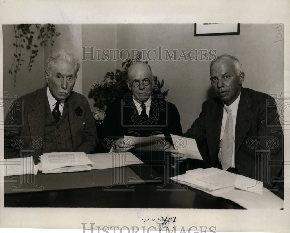 1933 Press Photo National Prevention Blindness Society Reading Roosevelt Letter