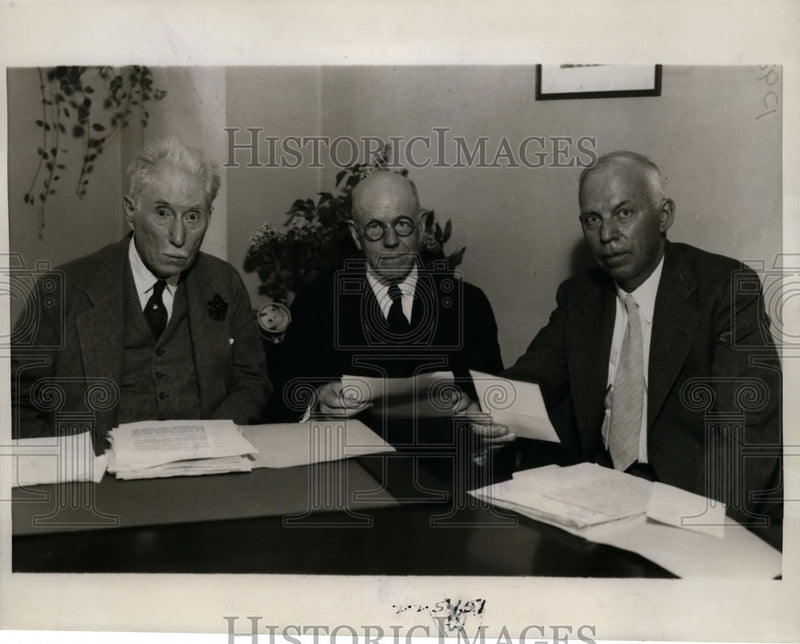 Load image into Gallery viewer, 1933 Press Photo National Prevention Blindness Society Reading Roosevelt Letter
