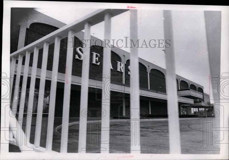 Load image into Gallery viewer, 1969 Press Photo Sears at richmond Mall, Ohio - nef28701
