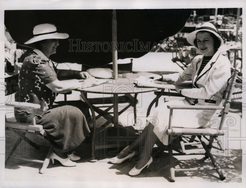 Load image into Gallery viewer, 1938 Press Photo Roberta Campbell Lawson of Women's Clubs on Vacation, Miami
