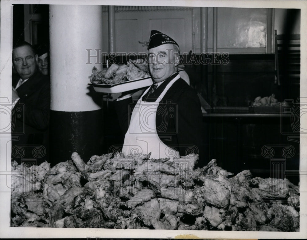 1944 Press Photo Jack Williams Donated Fried Chicken to Chicago Servicemen Cente