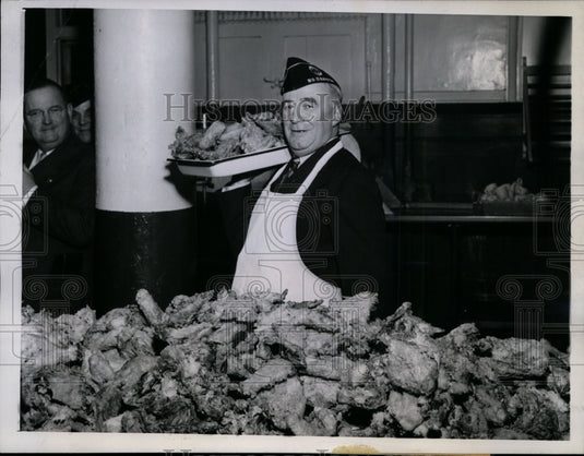 1944 Press Photo Jack Williams Donated Fried Chicken to Chicago Servicemen Cente