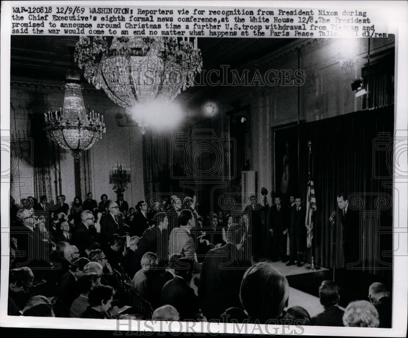 Load image into Gallery viewer, 1969 Press Photo Richard Nixon at Formal White House Press Conference
