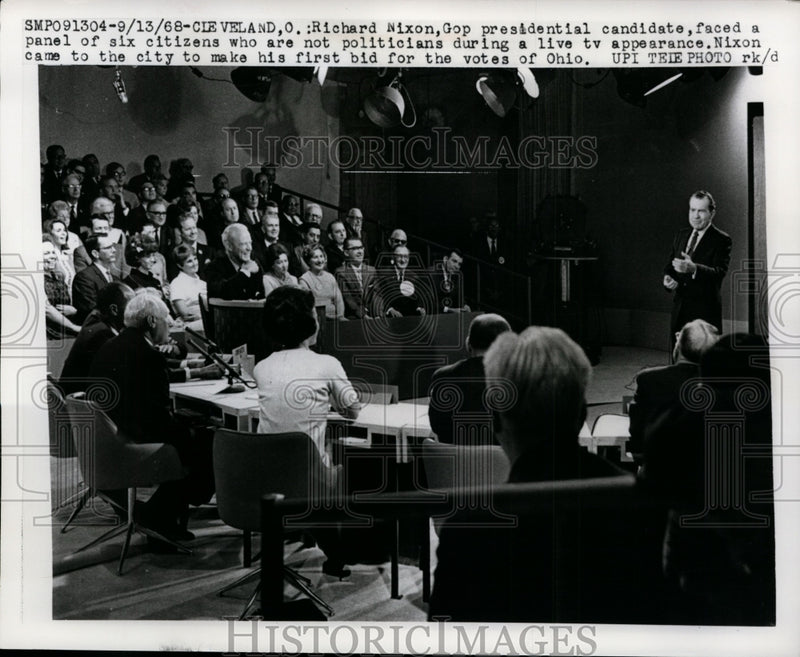 Load image into Gallery viewer, 1968 Press Photo Richard Nixon Addresses Cleveland, Ohio Citizens for Vote
