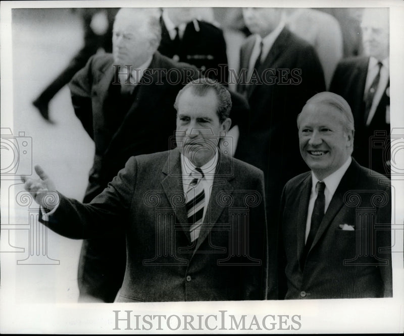 Load image into Gallery viewer, 1970 Press Photo Richard Nixon Talks with Edward Heath on Arrival in Chequers

