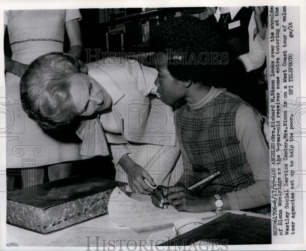 1969 Press Photo Volunteer Mrs. Pat Nixon Helps Tutor 9-Year-Old Elena Woolridge