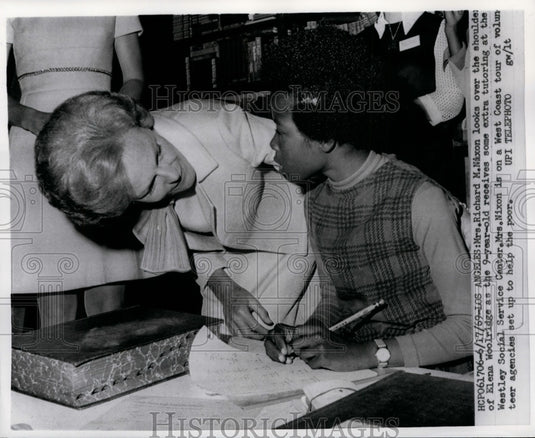 1969 Press Photo Volunteer Mrs. Pat Nixon Helps Tutor 9-Year-Old Elena Woolridge