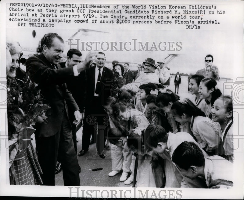 Load image into Gallery viewer, 1968 Press Photo GOP Candidate Nixon Greeting Korean Children's Choir in Peoria
