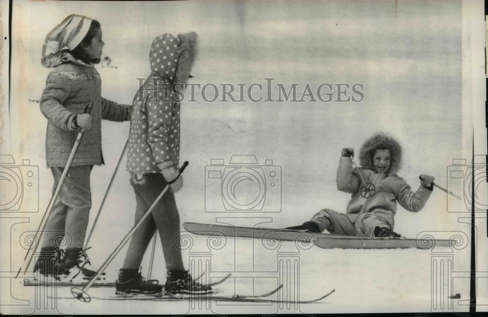 1964 Press Photo Caroline Kennedy skiing down beginner slope on Mt.Mansfield