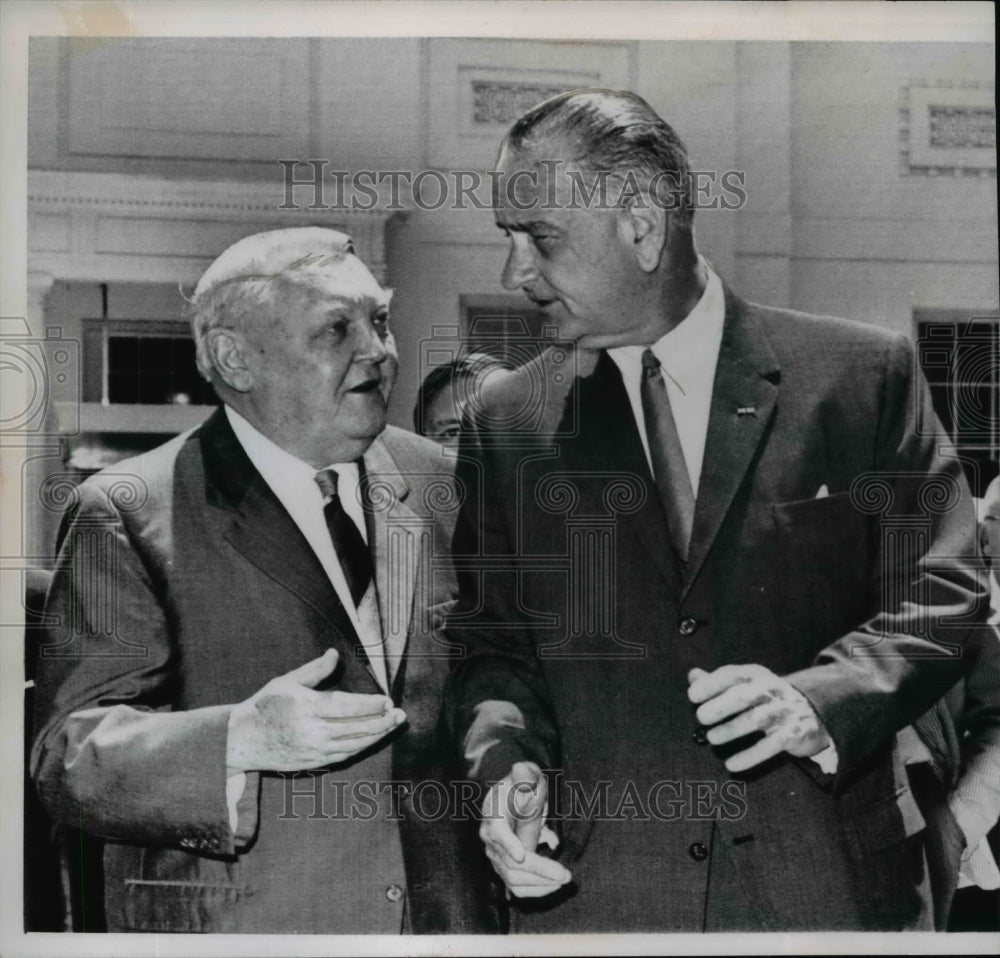 1965 Press Photo W German Chancellor Ludwig Erhard Talks with President Johnson