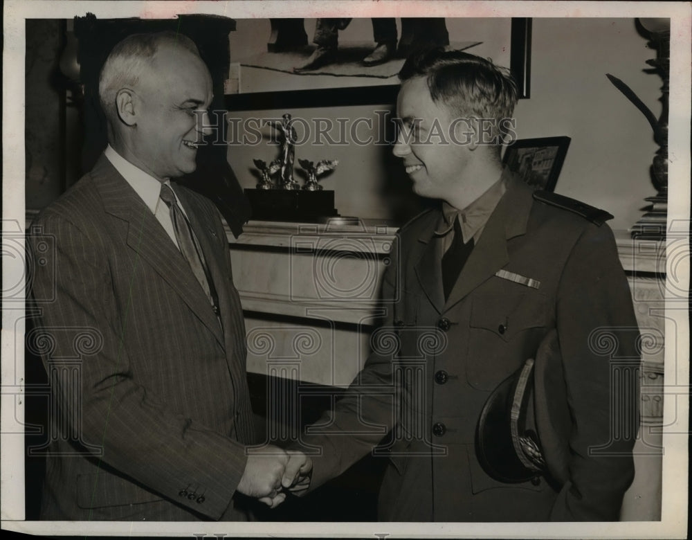 1945 Press Photo Sen.H. Buton of Ohio with Ensign Charles Curly - nef28881