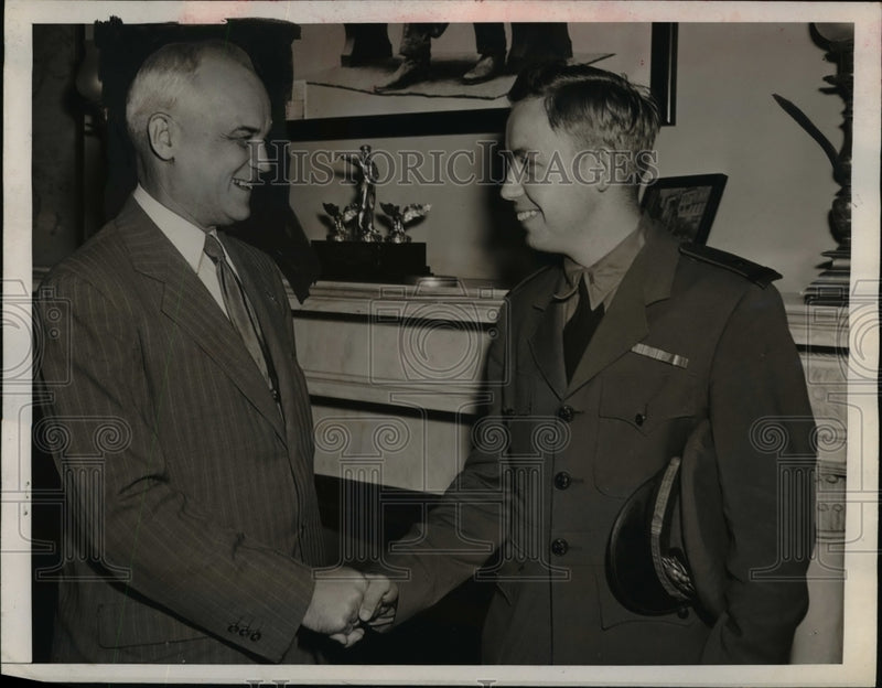 Load image into Gallery viewer, 1945 Press Photo Sen.H. Buton of Ohio with Ensign Charles Curly - nef28881
