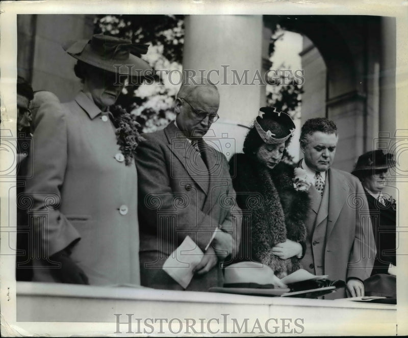 Load image into Gallery viewer, 1942 Press Photo Senator &amp; Mrs Harold Burton, Sen &amp; Mrs Brooks at Easter Service
