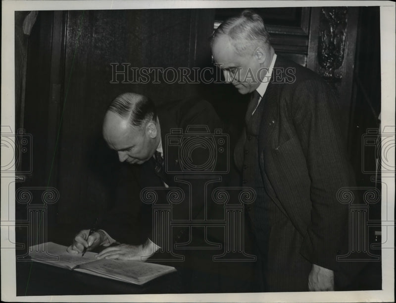 Load image into Gallery viewer, 1940 Press Photo Senator Elect Mayor Harold Burton &amp; Sen Ralph Brewster
