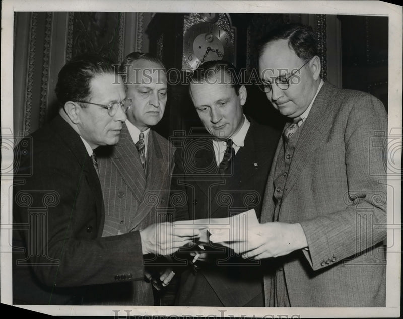 Load image into Gallery viewer, 1946 Press Photo Senators Ellender, Lucas, Knowland &amp; Fastland Discuss Loan Bill

