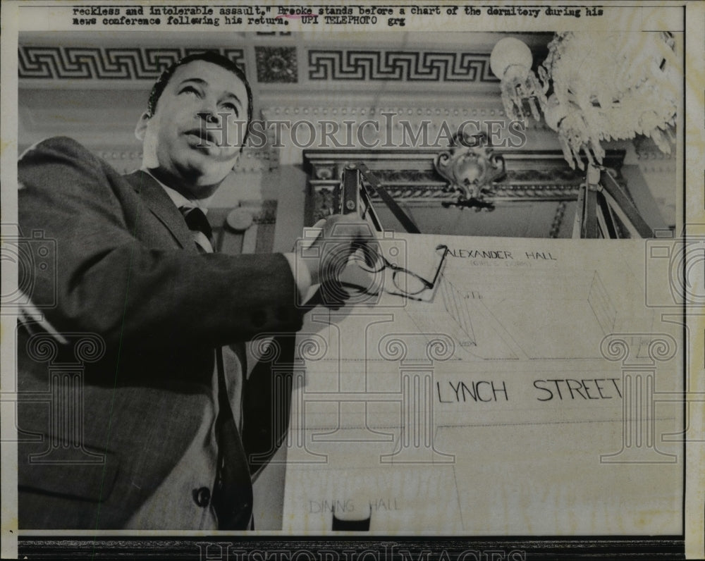 1970 Press Photo Senator Edward Brooke Before Dormitory Chart After Shooting
