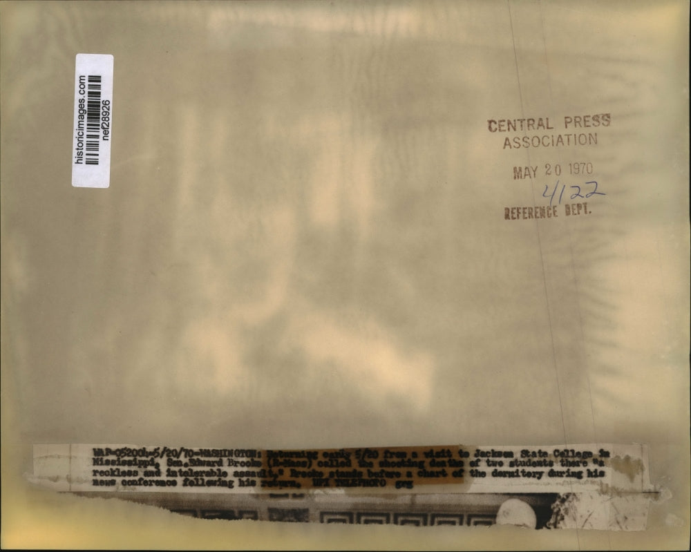 1970 Press Photo Senator Edward Brooke Before Dormitory Chart After Shooting