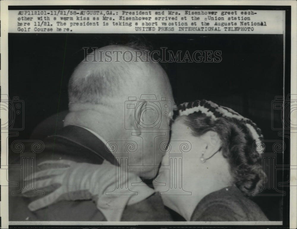 1958 Press Photo Dwight Eisenhower, Wife Mamie Kiss at Union Station, Georgia