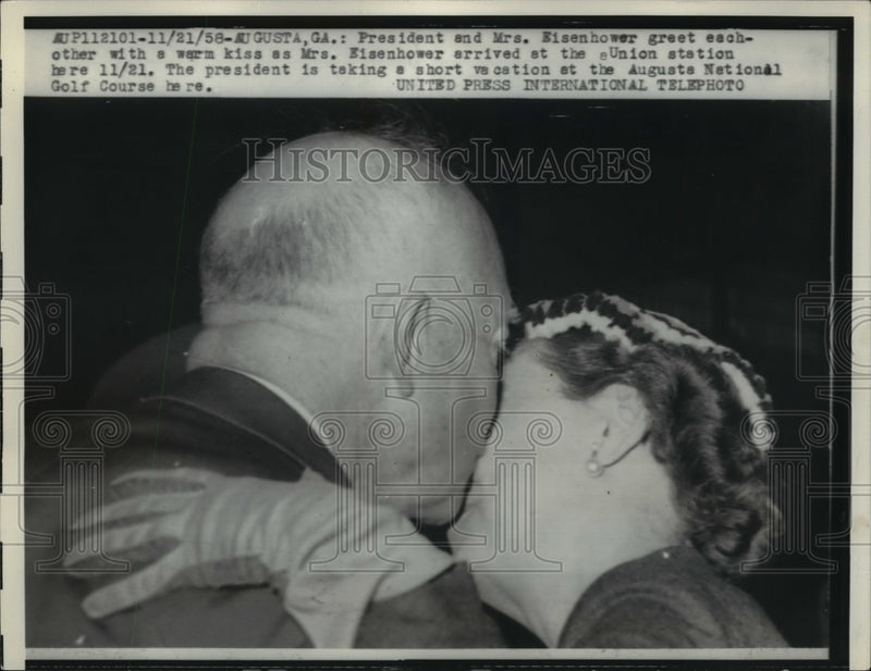 Load image into Gallery viewer, 1958 Press Photo Dwight Eisenhower, Wife Mamie Kiss at Union Station, Georgia

