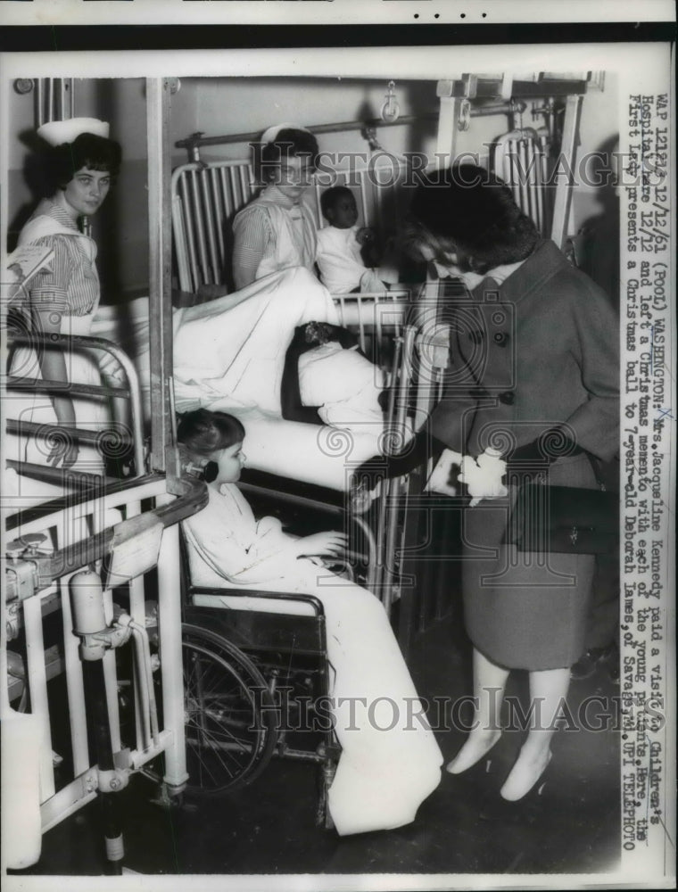 1961 Press Photo Mrs Jacqueline Kennedy Visits Patients in Children's Hospital