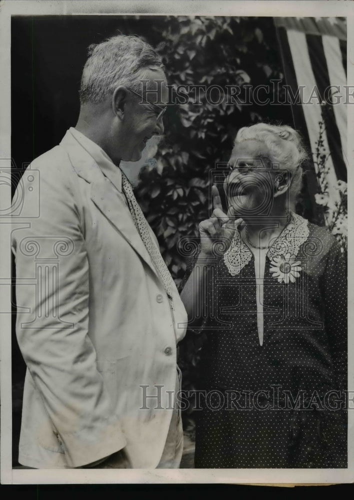 1936 Press Photo Governor Alfred Landon Talking to His Childhood Nurse